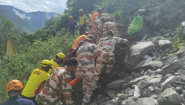 Photo of ऋषिकेश-बदरीनाथ हाईवे पर हादसा: टेंपो-ट्रेवलर नदी में गिरा, एक ही परिवार 17 लोग थे सवार, दो की मौत