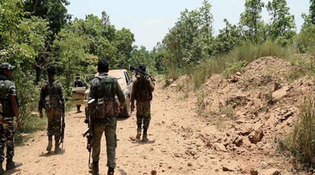 Photo of नारायणपुर में सुरक्षाबलों और नक्सलियों के बीच मुठभेड़, दो महिला नक्सलियों के शव बरामद