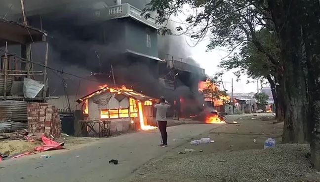 Photo of मैतेयी संगठन के नेता की गिरफ्तारी के बाद इंफाल में तनाव, सड़कों पर उतरे प्रदर्शनकारी; इंटरनेट बंद
