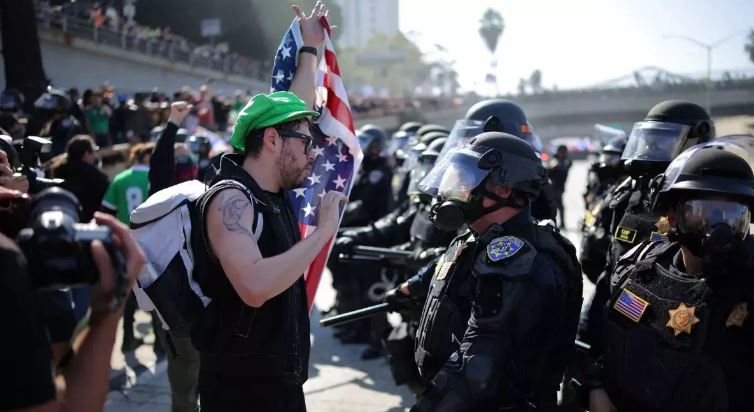 Photo of लॉस एंजिलिस में बवाल, जगह-जगह आगजनी और तोड़फोड़