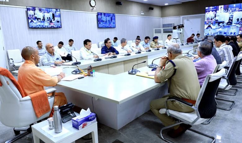 Photo of सीएम योगी ने कहा- त्योहारों में भड़काऊ नारे, हथियार प्रदर्शन बर्दाश्त नहीं; कावंड़ यात्रा में नहीं बिकेगा मांस