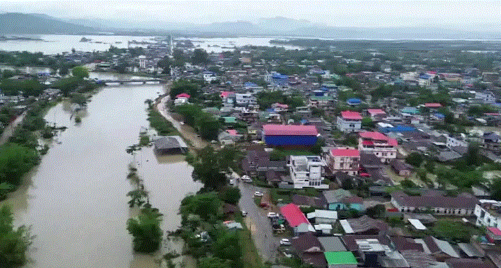 Photo of बाढ़ का कहर: असम में ट्रेन सेवा प्रभावित, अरुणाचल में स्थिति गंभीर