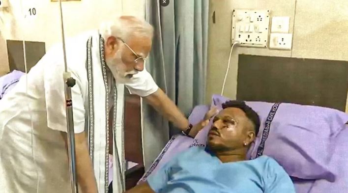 Photo of ‘मैं कूदा नहीं था बल्कि…’, विमान हादसे में बचे विश्वास कुमार रमेश ने PM मोदी से क्या कहा?