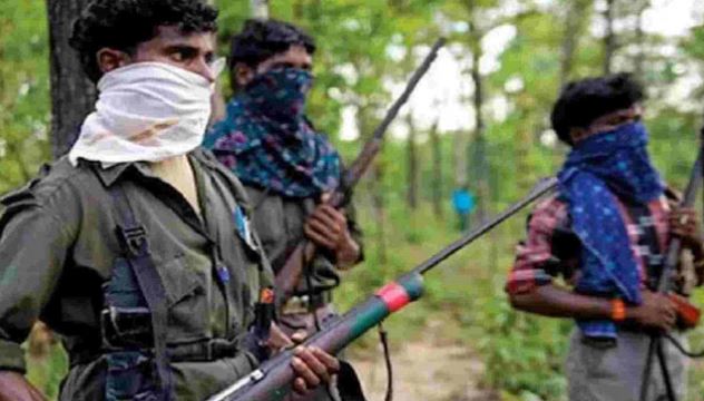 Photo of  नक्सलियों ने आत्मसमर्पित नक्सली नेता के परिवार के तीन लोगों को उतारा मौत के घाट; कुछ ग्रामीण किए अगवा