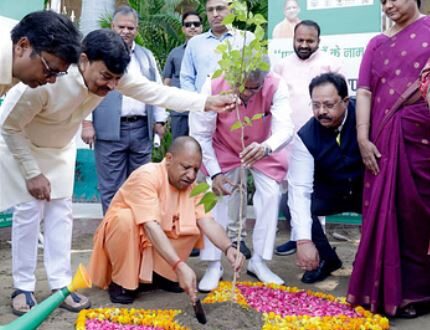 Photo of विश्व पर्यावरण दिवस पर सीएम योगी ने किया पौधरोपण, “एक पेड़ मां के नाम” अभियान का किया शुभारंभ!