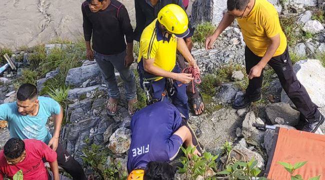 Photo of रुद्रप्रयाग हादसा: अलकनंदा में गिरी बस…चीख-पुकार सुन मदद के लिए दौड़े स्थानीय लोग