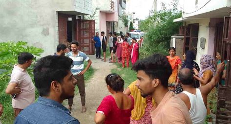 Photo of हरिद्वार: पत्नी का गला रेतकर निर्मम हत्या, फिर खुद फांसी लगाकर पति ने की आत्महत्या