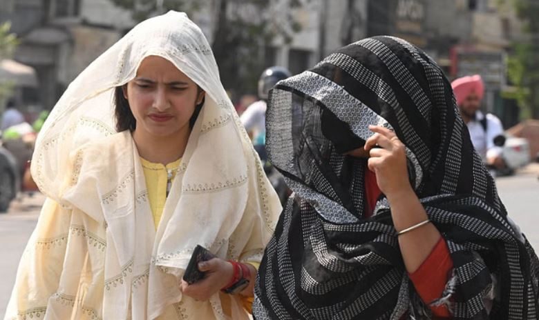 Photo of दिल्ली में उमस भरी गर्मी : तापमान 39 डिग्री पार, आज से बादल और बारिश की उम्मीद