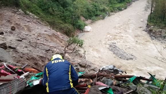 Photo of यमुनोत्री हाईवे पर सिलाई बैंड के पास बादल फटा…कई मजदूर लापता, रेस्क्यू शुरू