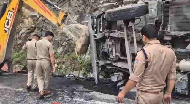 Photo of ज्योतिर्मठ आ रहा गैस से भरा ट्रक बदरीनाथ राष्ट्रीय राजमार्ग पर पलटा, घायल चालक अस्पताल में भर्ती