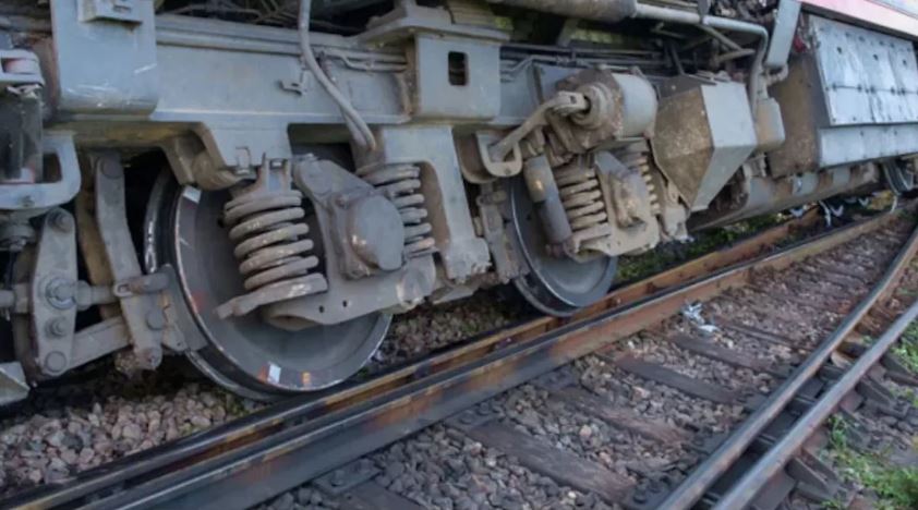 Photo of तमिलनाडु के चित्तेरी रेलवे स्टेशन पर बड़ा हादसा, पटरी से उतरी पैसेंजर ट्रेन