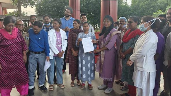 Photo of क्वार्टर मांगने पर भड़के एडिशनल कलेक्टर, महिला डॉक्टर से अभद्र व्यवहार; जानें मामला