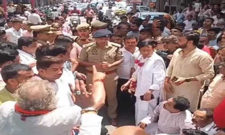 Photo of कानपुर में रथयात्रा रोकने पर बवाल, भड़के महंत की चेतावनी से पुलिस में मची खलबली…