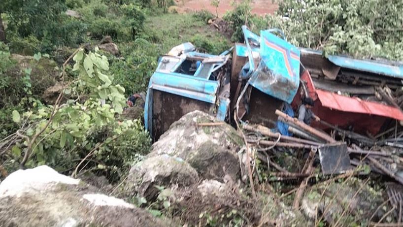 Photo of कबीरधाम में बड़ा हादसा: अनियंत्रित होकर खाई में गिरी गाड़ी