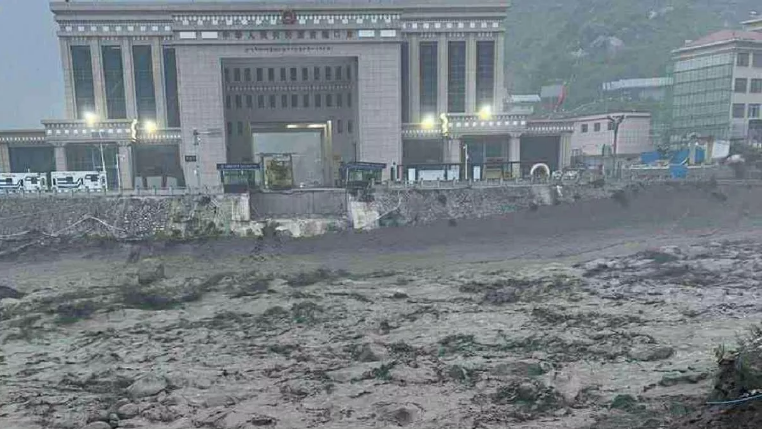 Photo of नेपाल-चीन की सीमा पर बाढ़ ने मचाई तबाही, उफनाई नदी में बह गया ‘मैत्री ब्रिज’; 18 लोग लापता