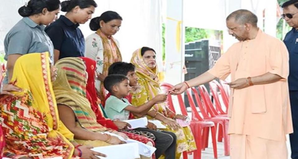 Photo of सीएम योगी ने जनता दर्शन में सुनी 200 लोगों की फरियाद