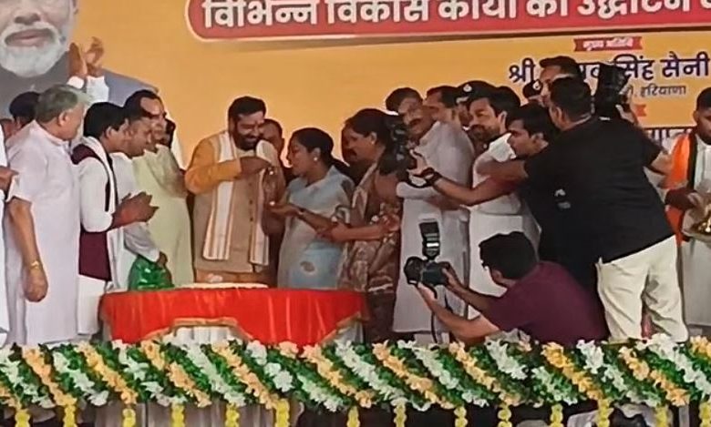 Photo of दिल्ली की सीएम रेखा गुप्ता पहुंची जुलाना: मंच पर केक काटकर मनाया जन्मदिन