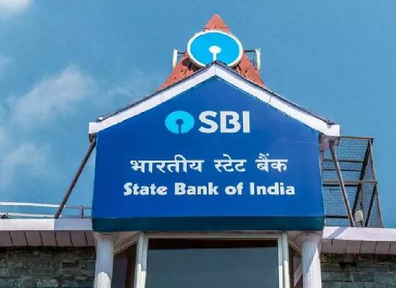 Photo of गलती से बैंक तो नहीं पहुंच गए आप? जानें कहां बैंक बंद, कहां खुले