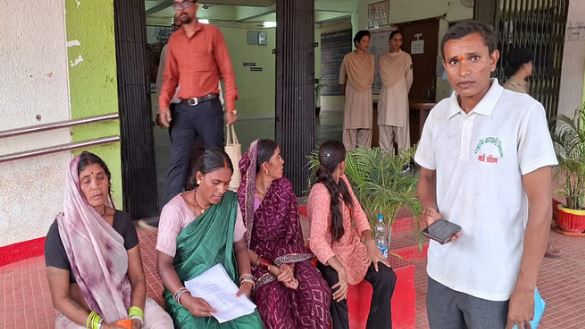 Photo of  किसान के खेत से दबंग निकलवा रहे सड़क, न्याय की आस में रातभर कलेक्टर कार्यालय में बैठा पीड़ित परिवार