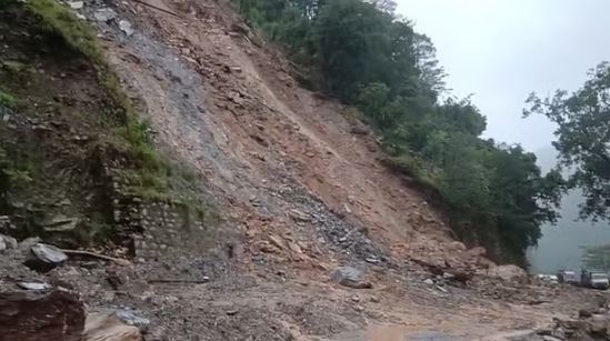 Photo of बदरीनाथ हाईवे पर फिर बाधित, उमटा के पास पहाड़ी से आया भारी मलबा