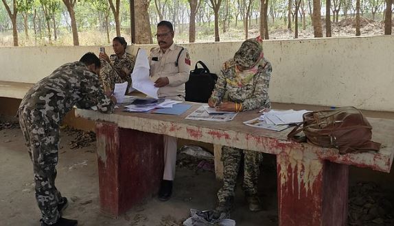 Photo of एक महिला ने दूसरी महिला पर डंडे से किए ताबड़तोड़ वार, बेरहमी से पीट-पीटकर मार डाला