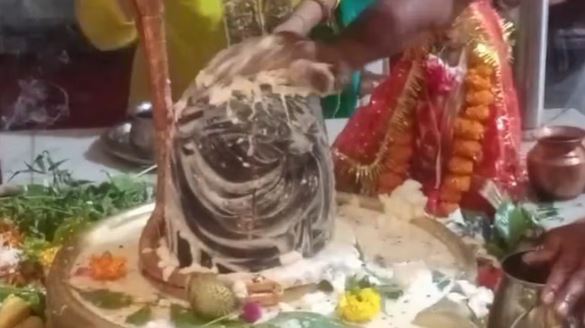 Photo of पहला सोमवार; शिवालयों में उमड़ी भीड़, पांच महेश्वर पीठों में से एक महादेव का ये खास मंदिर