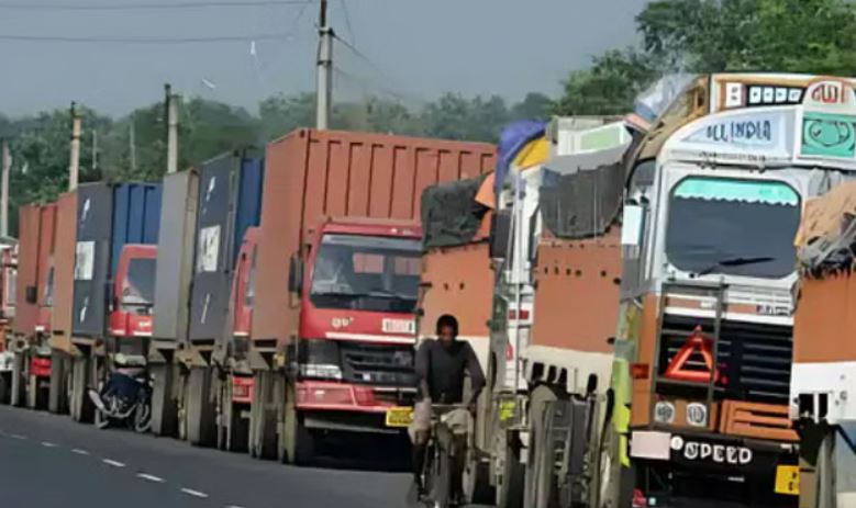 Photo of कांवड़ यात्रा के लिए कलेक्टर का बड़ा फैसला, 6 से 9 बजे तक भारी वाहनों पर रोक