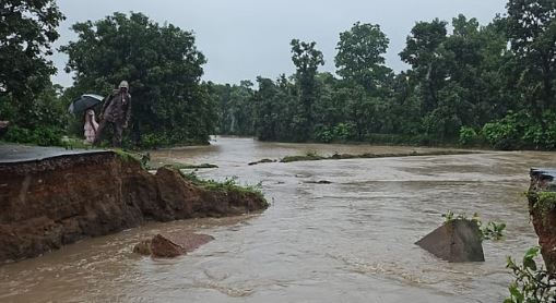 Photo of कोरबा में तीन दिनों की झमाझम बारिश से नदी-नाले उफान पर, स्टॉपडैम टूटा; बचाव और राहत कार्य जारी