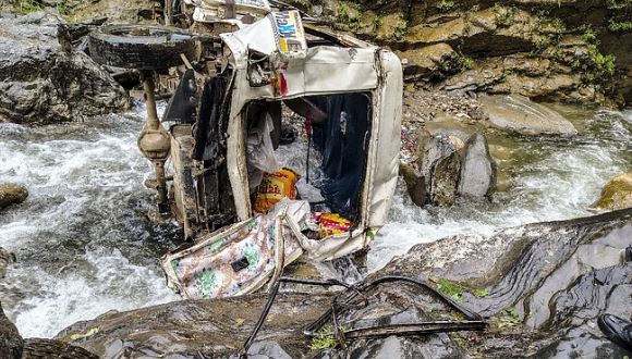 Photo of खाई में खोई जिंदगी…ओवरलोडिंग और खराब स्टेयरिंग ने खूनी खाई में घसीटा, आठ की मौत