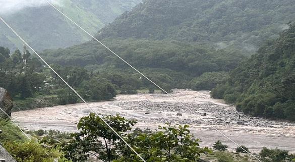 Photo of मूसलाधार बारिश से मची तबाही, मोटर पुल और लकड़ी का पुल बहा; 50 से अधिक परिवार प्रभावित