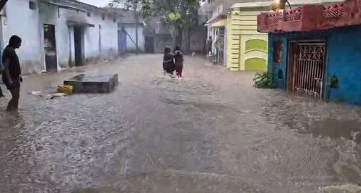 Photo of दो दिन की बारिश ने खोली नगर निगम की पोल, बस्तियों में घरों में घुसा पानी; करंट लगने से छात्रा की मौत