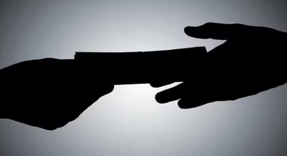 Photo of  लक्सर में विजिलेंस की कार्रवाई, चकबंदी लेखपाल 20 हजार रुपये रिश्वत लेते रंगेहाथ गिरफ्तार