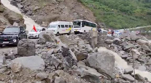 Photo of तीन साल तक थमा अब फिर से लामबगड़ में सक्रिय हुआ भूस्खलन, चट्टान से बोल्डर छिटककर हाईवे पर गिर रहे