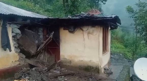 Photo of उर्गम घाटी में भारी बारिश…भूस्खलन से आवासीय मकान हुआ क्षतिग्रस्त, परिवार ने भागकर बचाई जान
