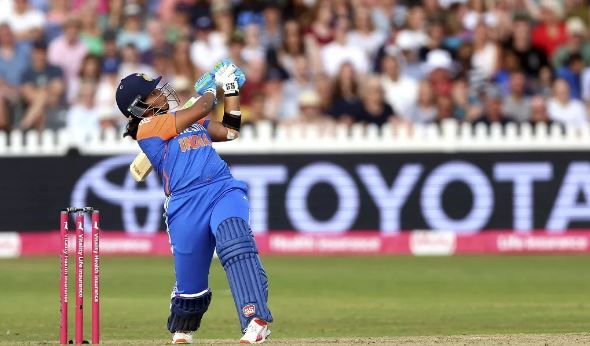 Photo of ऋचा घोष ने इंग्लैंड के होश उड़ाकर रचा इतिहास, बना डाला वर्ल्ड रिकॉर्ड