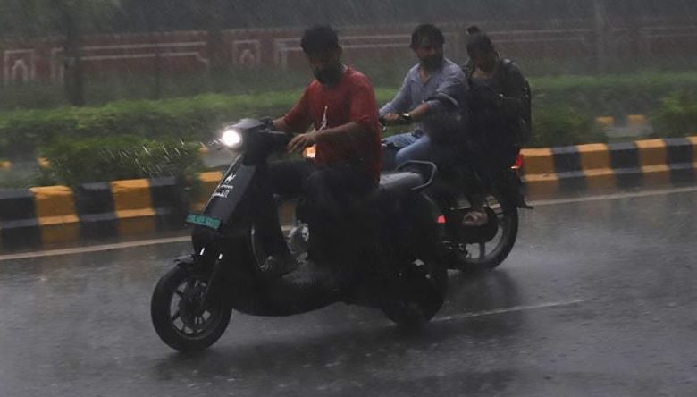 Photo of दिल्ली-एनसीआर में जमकर बरसे बदरा, जलभराव और जाम से लोग परेशान