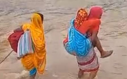Photo of मितानिन ने लिखी मानवता की इबारत, गर्भवती महिला को पीठ पर लाद पार की नदी; कराया सुरक्षित प्रसव