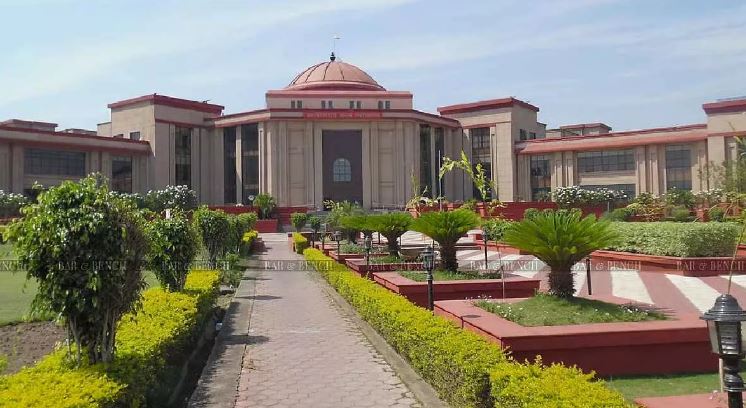 Photo of छत्तीसगढ़ः हाईवे पर रील बनाना पड़ा भारी, हाईकोर्ट पहुंचा मामला