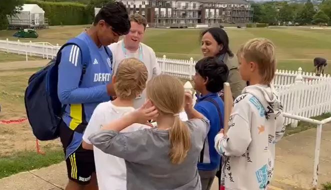 Photo of 14 साल की उम्र में बने दिलों की धड़कन, Vaibhav Suryavanshi की फैन फॉलोइंग देख हो जाएंगे हैरान!