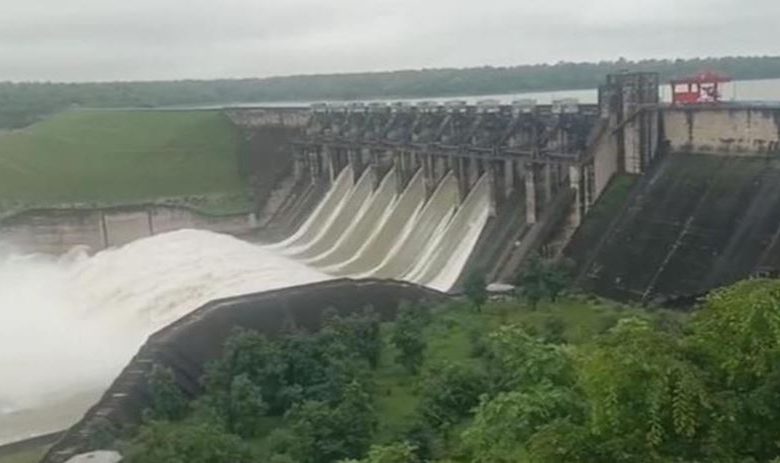 Photo of डबरा में सिंध नदी ऊफान पर, बाढ़ प्रभावित गांव से प्रशासन ने किया 250 ग्रामीणों का रेस्क्यू