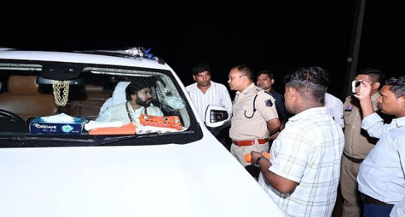 Photo of बेमेतरा : भाजपा विधायक की गाड़ी पर पथराव, पुलिस ने अज्ञात के खिलाफ दर्ज किया मामला