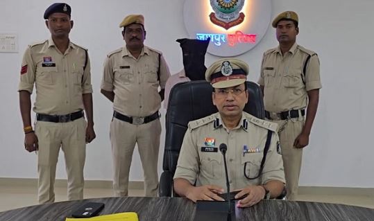 Photo of जशपुर: ग्राहक सेवा केंद्र लूट और गोलीकांड का मास्टरमाइंड रवि उरांव गिरफ्तार