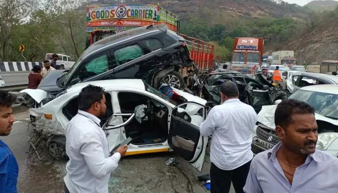 Photo of मुंबई-पुणे एक्सप्रेसवे पर आपस में क्यों भिड़ी 25 गाड़ियां?