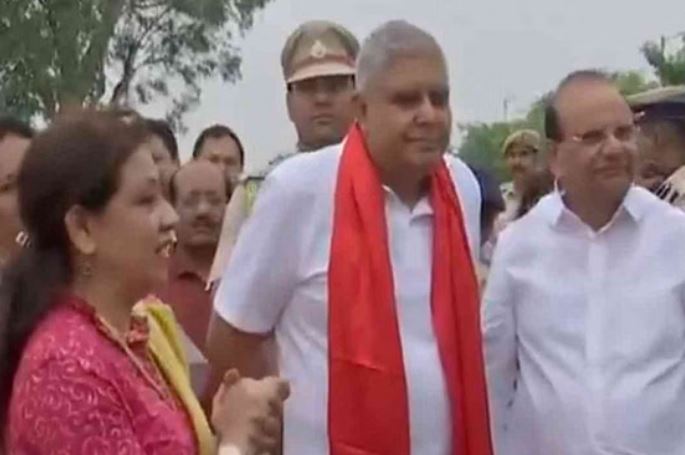 Photo of यमुना वाटिका और बांसेरा पार्क पहुंचे उपराष्ट्रपति, एलजी वीके सक्सेना संग किया दौरा!