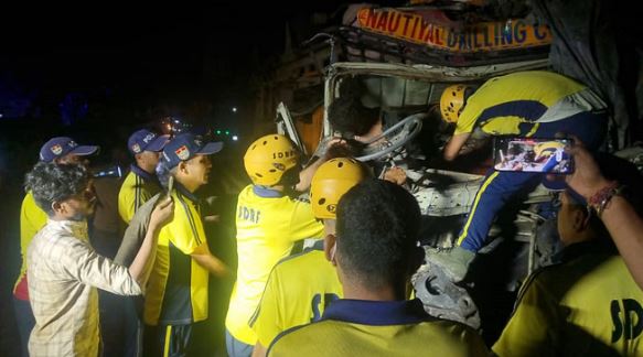 Photo of  आरटीओ ऑफिस के पास ददर्नाक हादसा, ट्रक और ट्रोले की भीषण टक्कर से लगी आग