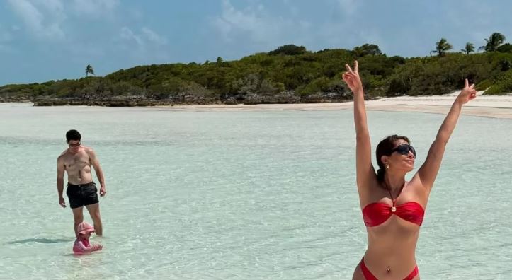 Photo of बिकिनी बेब Priyanka Chopra ने समंदर किनारे दिखाई मदमस्त अदाएं