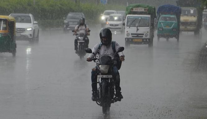 Photo of  दिल्ली-NCR में बारिश से मौसम हुआ सुहावना, जलभराव ने रोकी राजधानी की चाल