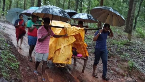 Photo of शर्मनाक: बारिश, कीचड़युक्त रास्ता, नहीं पहुंची एंबुलेंस; मरीज को तिरपाल से ढक