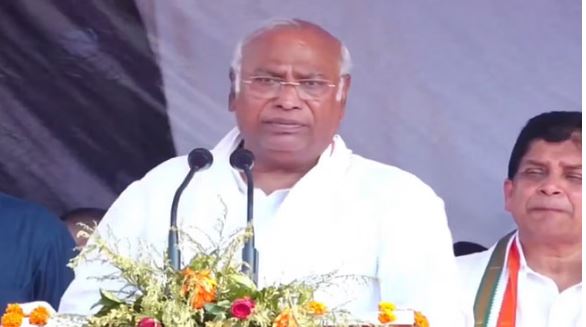 Photo of कांग्रेस की किसान-जवान-संविधान सभा; रायपुर पहुंचे मल्लिकार्जुन खड़गे