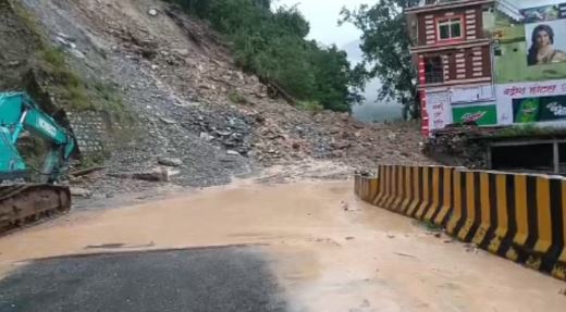Photo of  कर्णप्रयाग में फिर भूस्खलन… घरों में घुसा मलबा, लोगों का रेस्क्यू जारी; हाईवे बंद